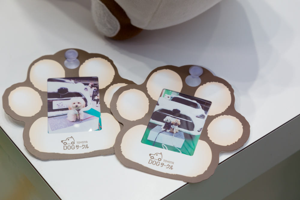 撮った写真は可愛いケースに入れてくれます。愛車にくっつけて使えます。