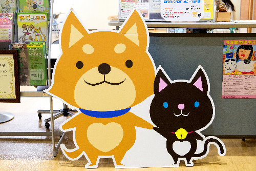 京都動物愛護センターのマスコットキャラクター、京ちゃん（左）と都ちゃん
