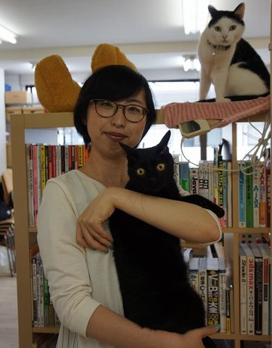 すばると通勤する田代志乃さん　後ろで覗くバン