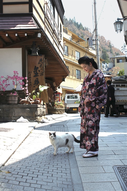 渋温泉「金具屋」シロと女将さん　写真＝伴田良輔