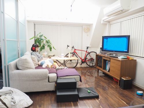 リフォームした居間でくつろぐ寿子さんとすみれ