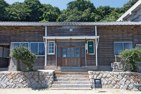 海岸沿いの一本 道、すぐ目の前に瀬戸内海が広がる立地