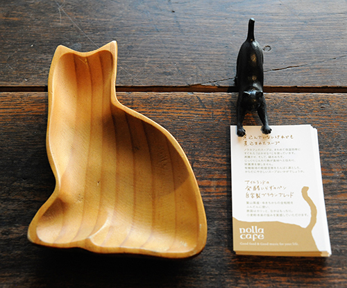 店内には猫に関する小物がいろいろ