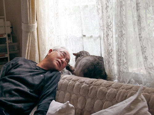 パパの眼鏡をチョイチョイ