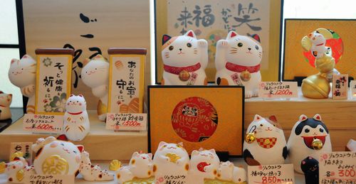 店内は猫の置物なども並ぶ