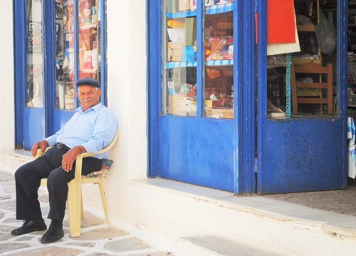 「ギリシャのおじいさん」の見本のような、すてきな紳士。写真を撮らせて頂きたいと話しかけたら、「いいよ」と快諾、しばらくお話した後「僕の奥さんが、はた織り上手だから、ぜひ話していってよ」とお向かいのお店を紹介してくれました（ハルキ村）