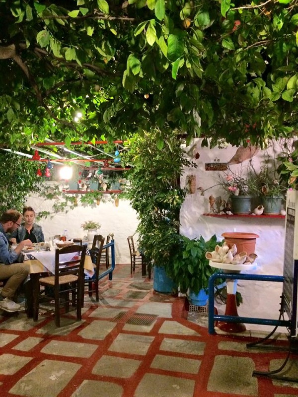 レモンの樹がパラソルがわりのタヴァーン(ヒドラ島)