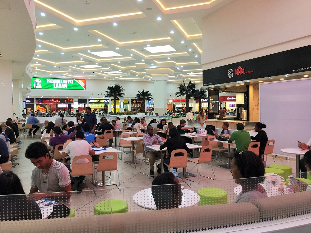 ついたての向こうは大盛況