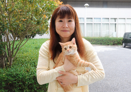 保護された猫を引き取った寺西さん。「一緒に幸せに暮らしたいです」と笑う＝長野市保健所 