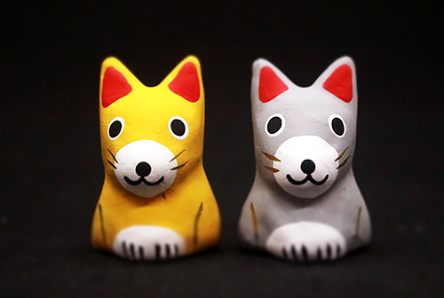 かわいらしい犬の形のおみくじ。犬のおなかにおみくじが納められているので、呼んだあとは飾りものにも。色は茶色とグレーの２色。悉平太郎をかたどった「しっぺいみくじ」もある（見付神社）