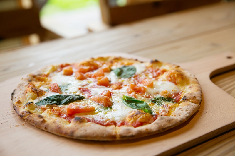 石窯で焼いた「AZEKIRI」のピザ。サクサクの生地の中はもっちりやわらか。地元の野菜を使ったピザを藤野さんも絶賛