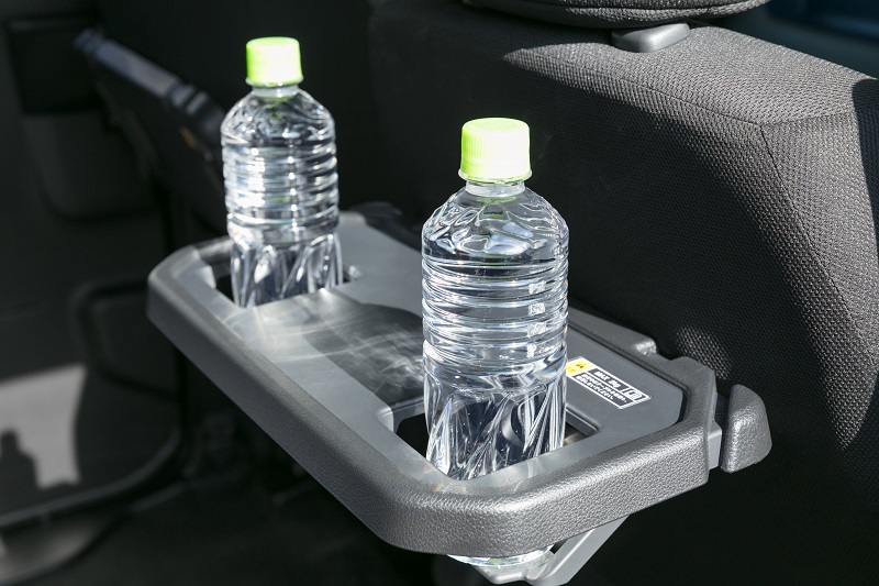 とても便利なドリンクホルダー付のシートバックテーブル
