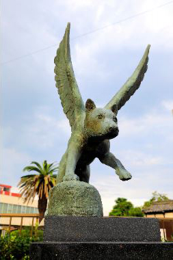 羽犬（福岡県筑後市）＝ユニークな羽の生えた犬の像。豊臣秀吉の「愛犬」という伝説と、住民から恐れられていた「猛犬」という伝説がある