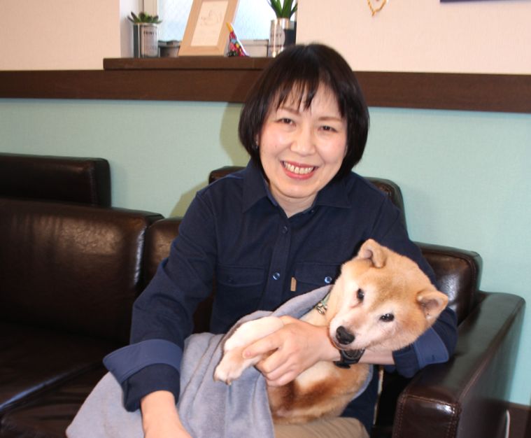 保護犬を抱く山本りつこさん