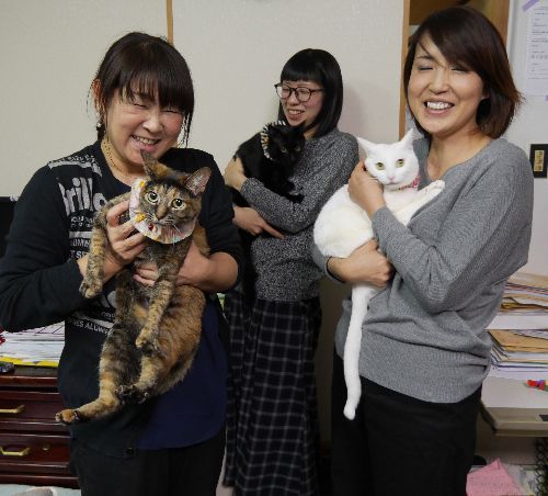 美千子さん、娘の綾香さん、猫友達の鈴木さん（抱いているのは預かっていた「ちはる」）