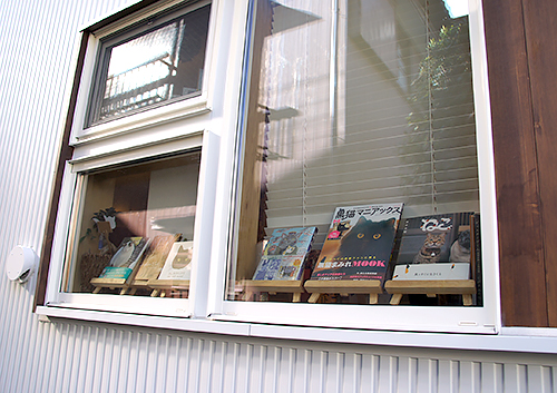 窓の外から猫本がチラリ