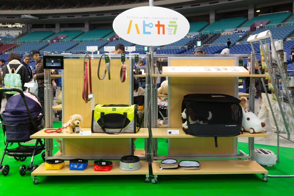 トヨタのECサイト「ハピカラ」で買えるいろいろなグッズの紹介も。