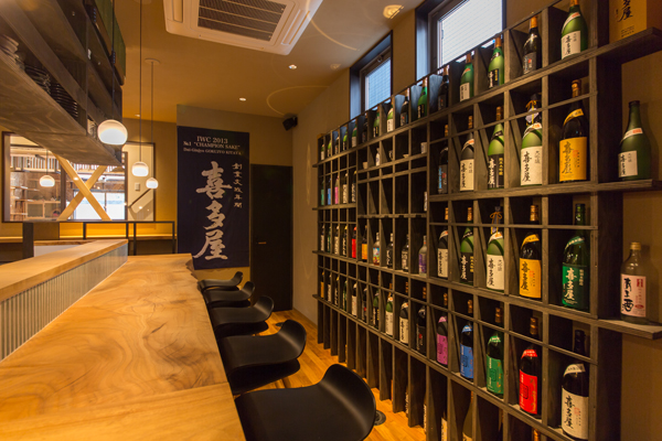 美味しい九 州魚介料理と、世界で評価される喜多屋の日本酒を揃えたバースペース