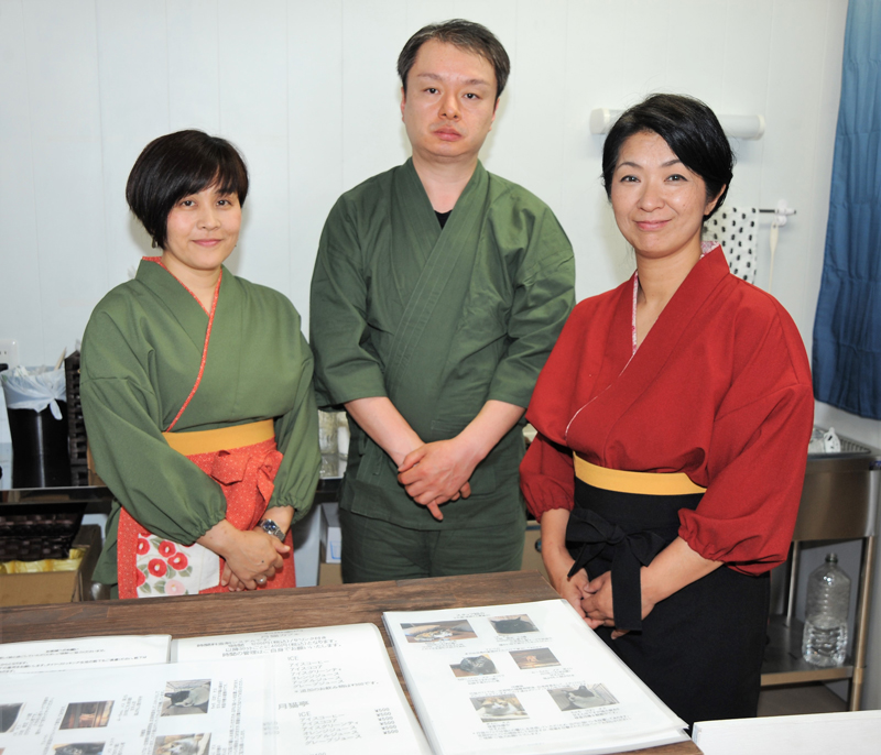 「月猫」のスタッフ。右端が店長の田畑智真紀さん