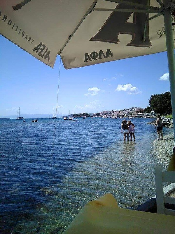 同じお店。料理が来るまでの間、海に入って遊ぶ人も