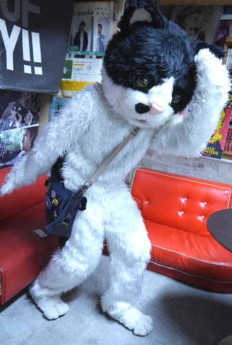 楽屋で得意のポーズ「あっちょ☆」を決める