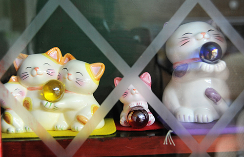 店内は猫の置物なども並ぶ