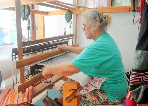 すてきな紳士の奥さま、マリアさん。この村の伝統織物を織って50年。「ギリシャについての記事を書いています」とお話したら、織って見せてくださいました（ハルキ村）