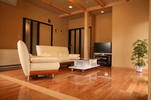 サクラ材のフローリング施工例＝同社提供