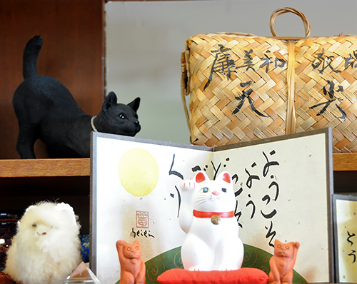 店内には猫にちなんだ置物も