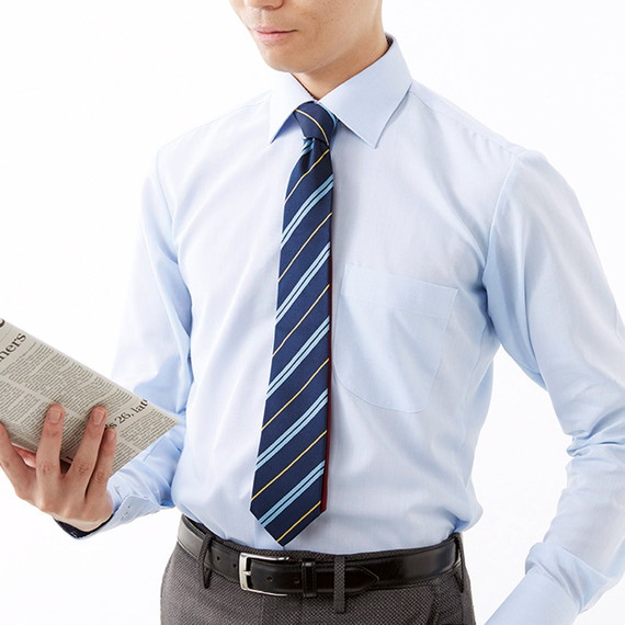 仕事中はできる男を演出するベーシックなストライプを。