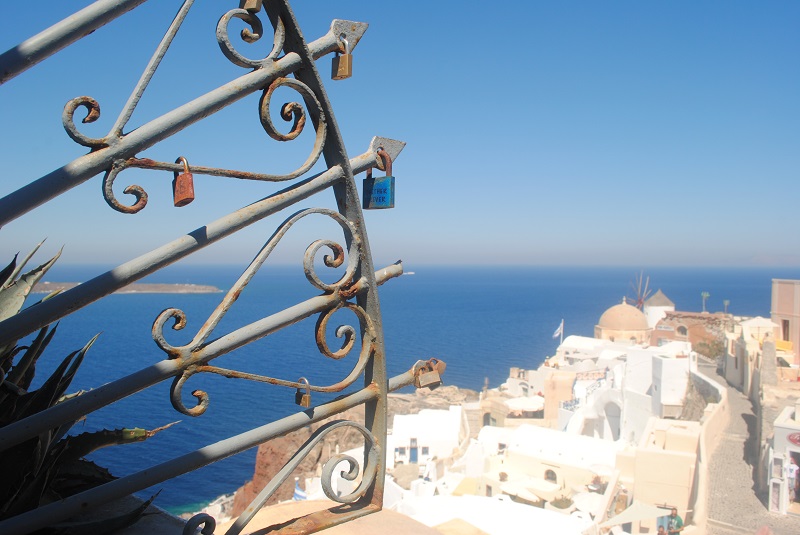 海賊から身を守るための城塞だったころの姿が残るイアの西側エリア