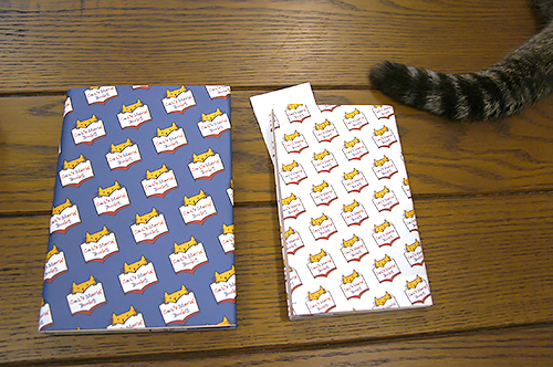 オリジナルのブックカバーが大好評。「カバーを付けて、寄付もしたら、売れば売るほど赤字の本も実はあります（笑）」と安村さん