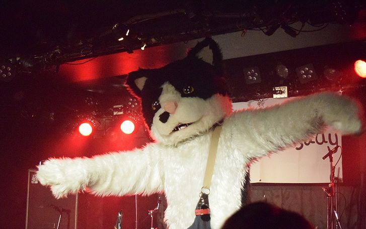 大きな振りで客を魅了