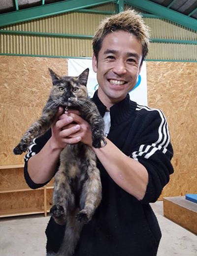 じつは犬派で猫アレルギーだったという後庵さん。「最初はマスクしながら接していました（笑）。猫は寄ってこないイメージがありましたが、ちゃんと意思の疎通ができるし、面白いです！」