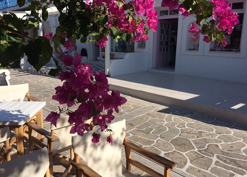 「サン・プセマ」というカフェからの眺め。ここの自家製レモネード、濃くて美味しかったです。お向かい二軒はおしゃれなセレクトショップ。（アンティパロス・メインストリート沿い）