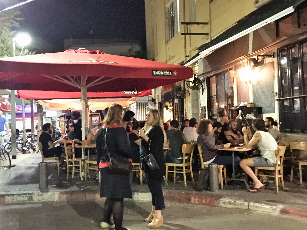 深夜３時近いのに、このにぎわい