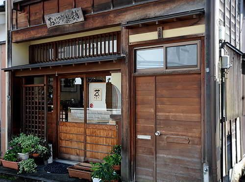 町家づくりの店「おおつか茶舗」は八尾のまちになじんでいる