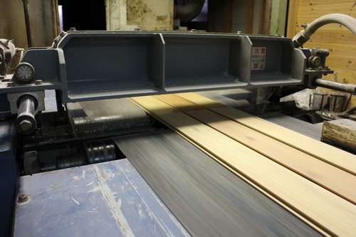 自社工場での塗装の様子＝同社提供