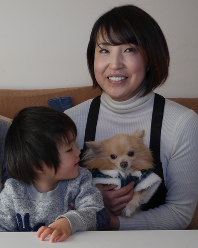 チワワのパー君（１３）にとって、楓馬君が孫みたいな存在