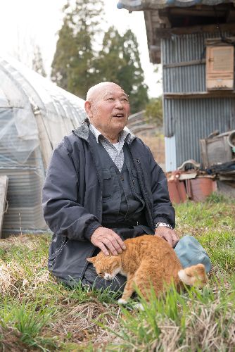 一時帰宅した飼い主とマメ「なごい（人懐こい）猫なんだ」写真＝上村雄高