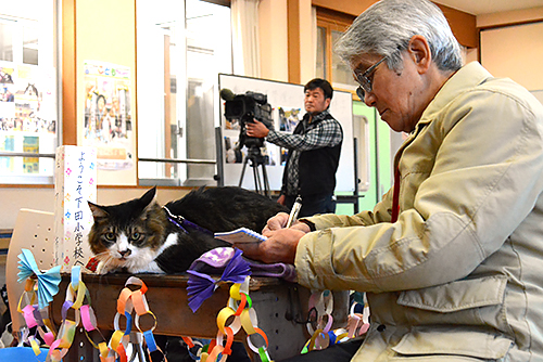 発表を聴くジュリアーノ市長と豊永勝弘さん