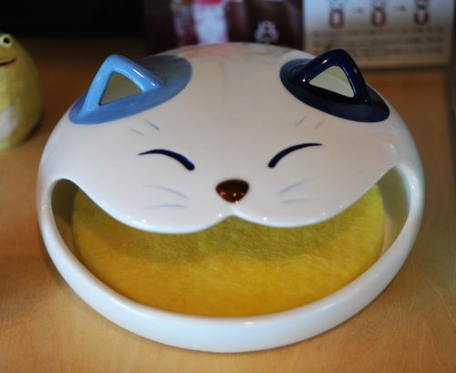 猫の形をした蚊遣りも