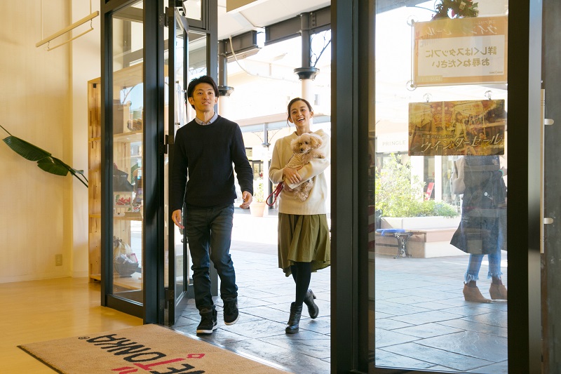 ペットとの入店は、抱っこかキャリーバッグなどに入れて
