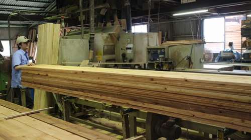 自社工場での加工の様子＝同社提供