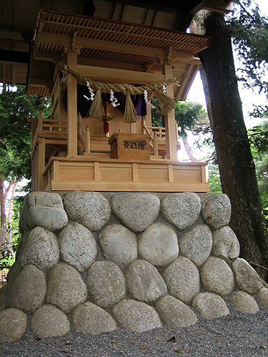 見付天神内にある、悉平太郎を祀った「霊犬神社」。厄除け・災難除け・ペットの健康祈願にお参りする人が多い。りりしい、悉平太郎の石像もある（見付神社）