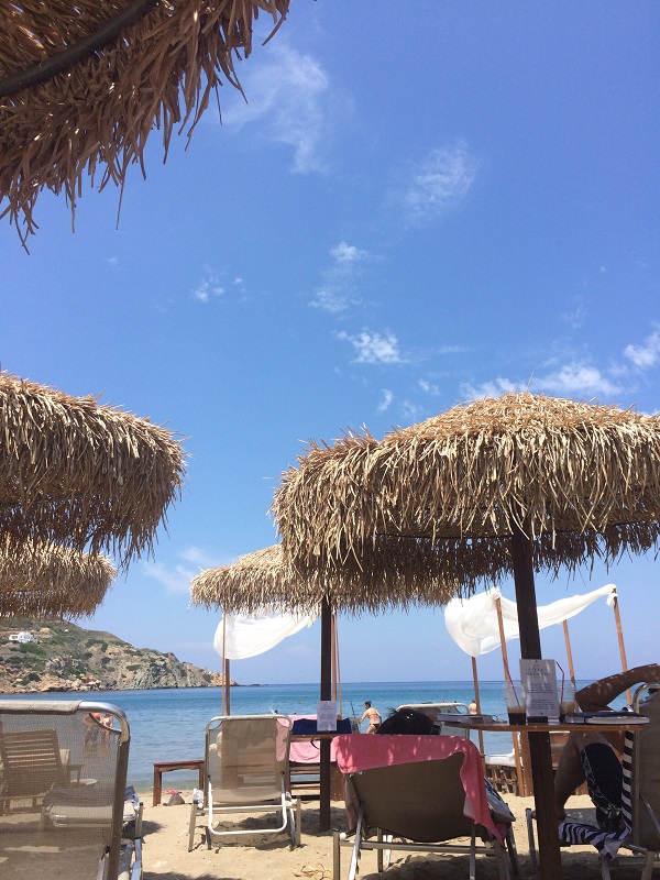 5月下旬にはビーチにこのパラソルが設置されます。<br/>道路を挟んで陸側にあるビーチバーのもので、パラソルの下に座るとお水とメニューが出てきます